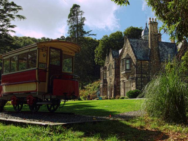 Tram back at the Plas