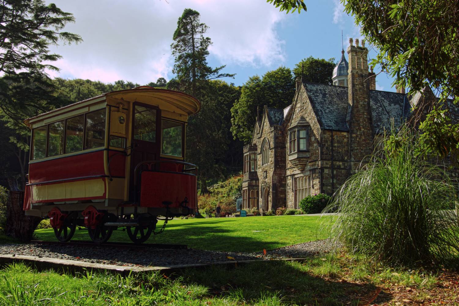 Tram back at the Plas